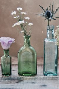 Redszerezéskor átválogatott üvegek, tavaszi vázaként